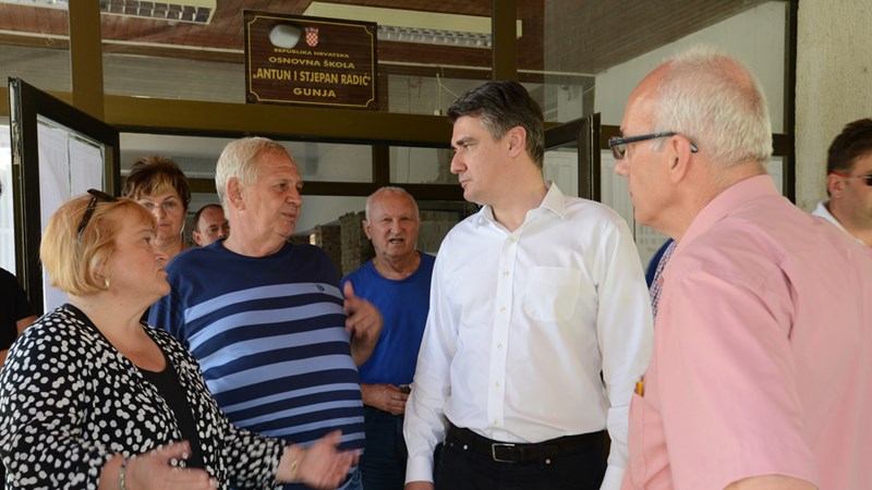 Predsjednik Vlade Zoran Milanović u obilasku radova započetih na obnovi u Gunji i Strošincima